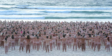 Tausende Nackte am Bondi Beach in Sydney