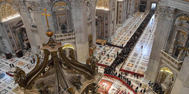 Benedikt XVI.: Zehntausende nehmen Abschied