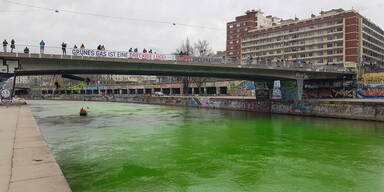 Klima-Aktivisten färben Donaukanal grün ein