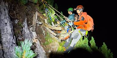 Bergsteigerin in nächtlicher Rettungsaktion aus Klettersteig geborgen