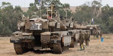 Israelische Soldaten und Panzer