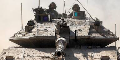 Israel: Zwei Soldaten auf einem Panzer
