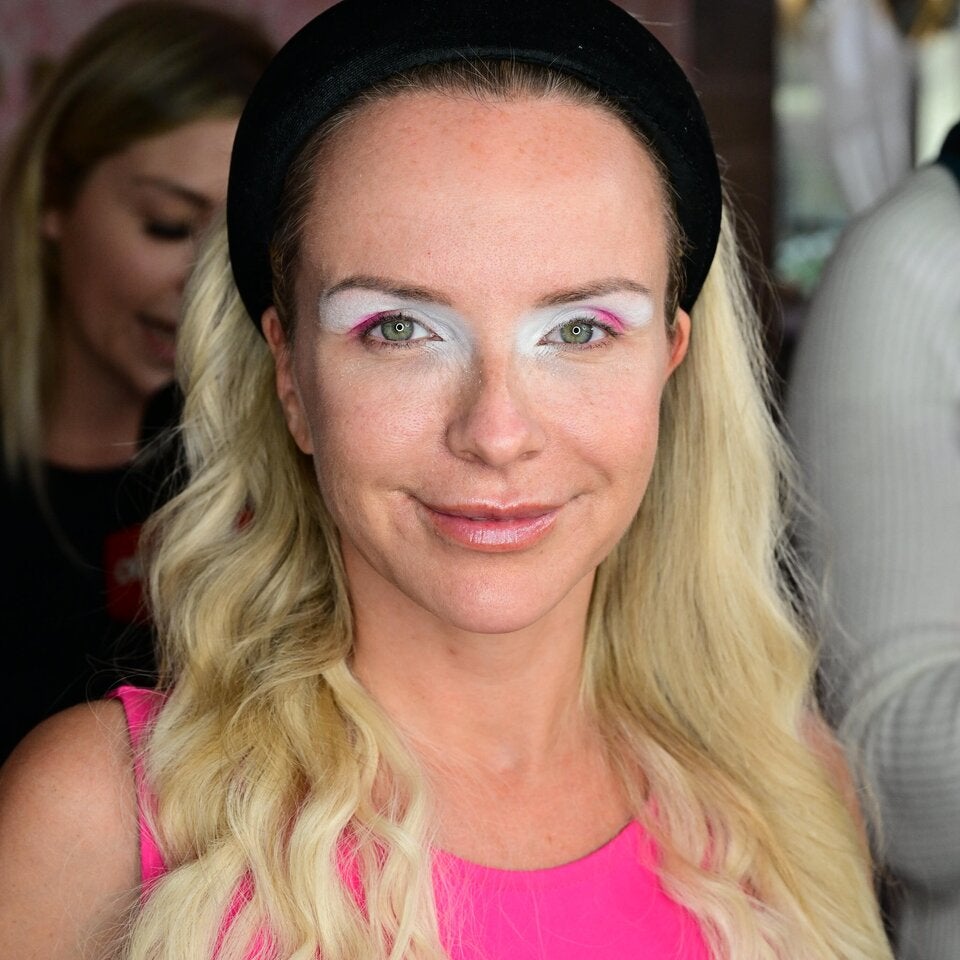Step 1: Augen im PuppenstilDie Augen werden pastellartig weiß geschminkt und eine Lidfalten-Korrektur mit pink und blau vorgenommen.