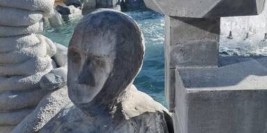 Spuren der nächtlichen Schmieraktion im Gesicht der Statuen