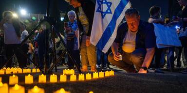 Israelis zünden Kerzen für Hamas-Geisel an