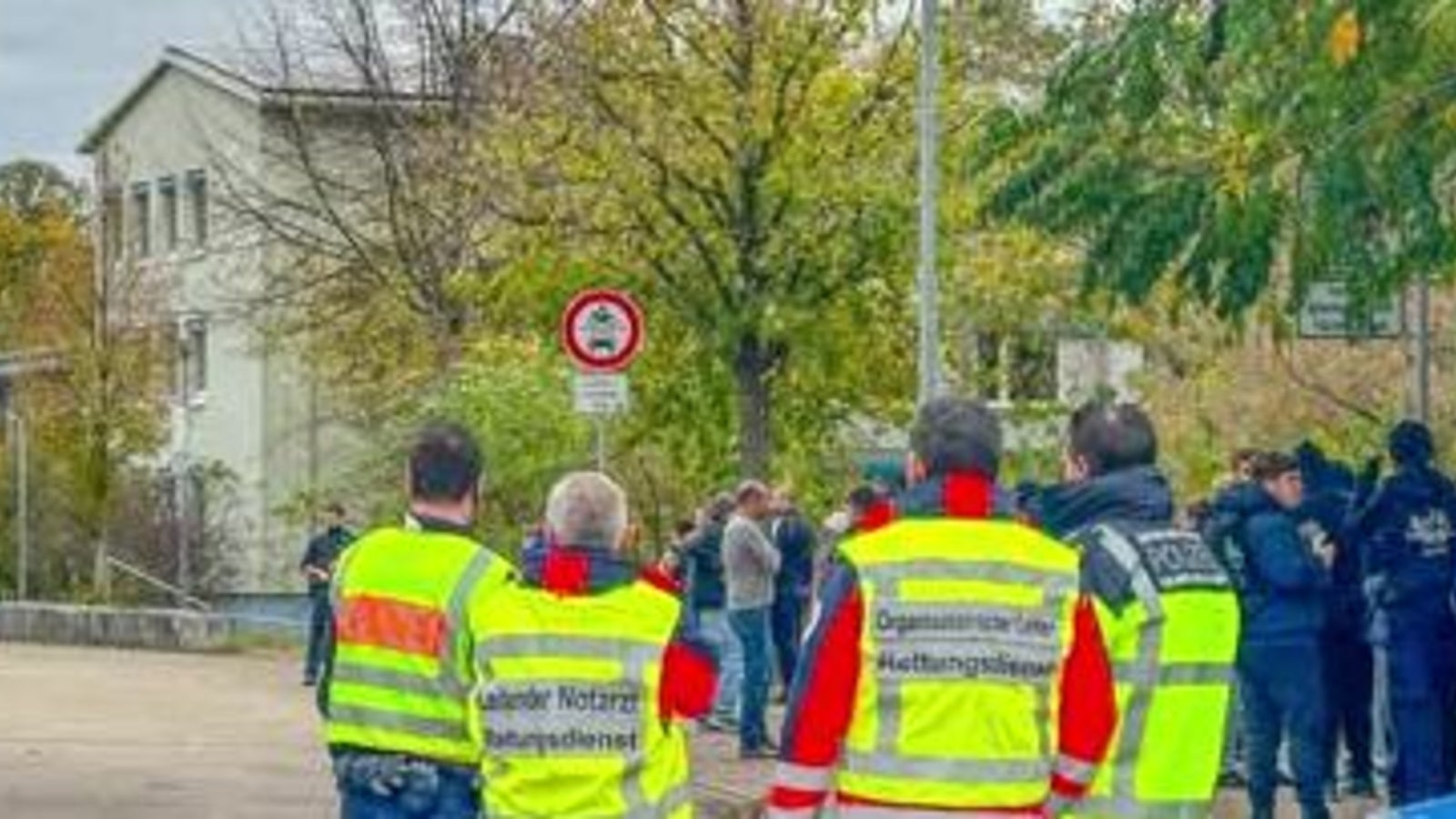 56+ Jugendlicher Stirbt Nach Baden Im Teich, Ein freund zieht ihn aus