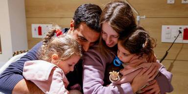 Kopie von Yoni Asher mit seinen Töchtern Aviv und Raz sowie seiner Frau Doron
