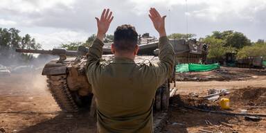 Israelischer Soldat vor einem Panzer