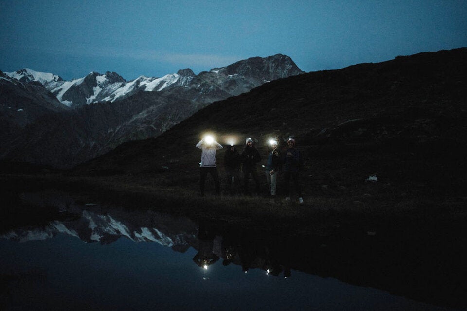 Wenn die Sonne untergeht, geht hinter dem Mont Blanc der Mond auf. Trotz Vollmondlicht ist man ohne Stirnlampe verloren.