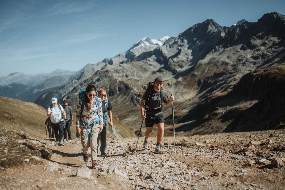 gesund&fit-Chefredakteurin Nina Fischer mit einem Team vom Sportswearlabel Columbia am Weg zum Pass Col du Bonhomme. Dieser bietet ein traumhaftes Panorama auf das Contamines-Montjoie Nature Reserve – gelegen am Fuße des Mont Blanc.