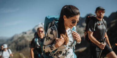 gesund&fit-Chefredakteurin Nina Fischer mit einem Team vom Sportswearlabel Columbia am Weg zum Pass Col du Bonhomme. Dieser bietet ein traumhaftes Panorama auf das Contamines-Montjoie Nature Reserve – gelegen am Fuße des Mont Blanc.   