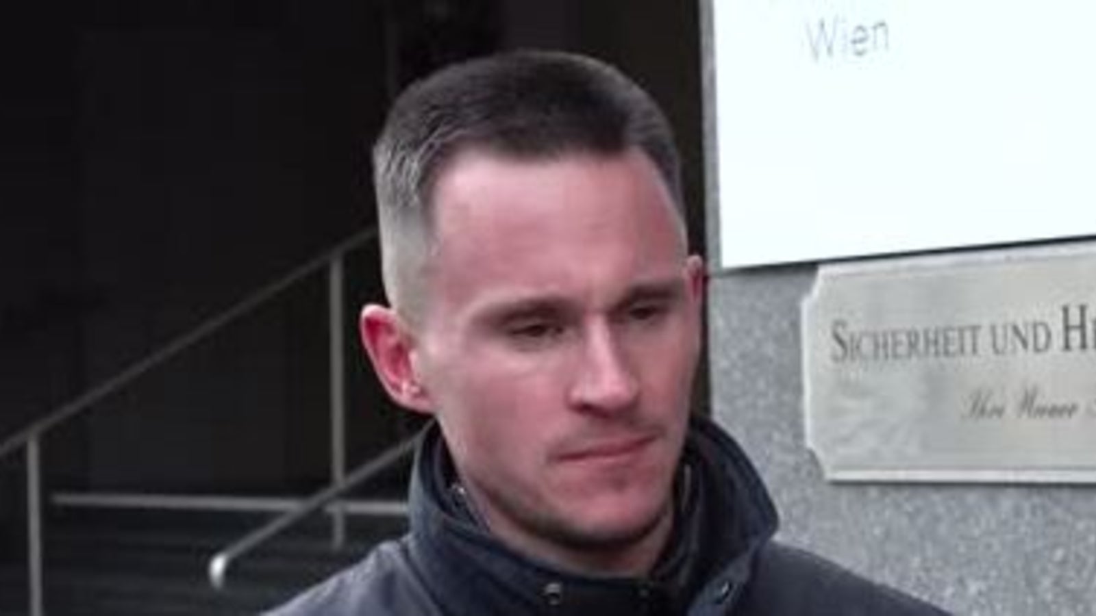 PKW rast in Wien in Straßenbahnstation: Lenker tot - oe24.tv