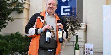 Martin H. freut sich vor Signa-Logo über guten Rotwein aus Frankreich.