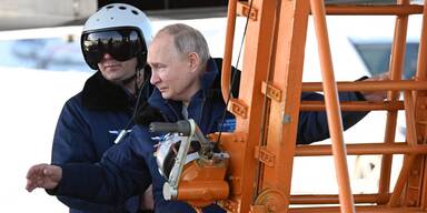 Putin nimmt an Testflug in Überschall-Bomber teil
