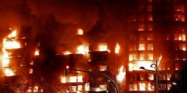 Wohn-Hochhaus in Valencia komplett in Flammen