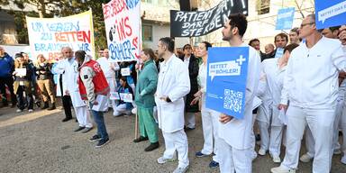 Protest vor dem Lorenz-Böhler-Spital