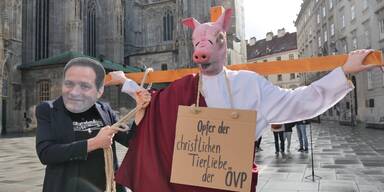 Landwirtschaftsminister Norbert Totschnig (ÖVP) als Kreuziger "hält die Fäden in der Hand". 