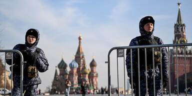 Polizisten am Roten Platz in Moskau