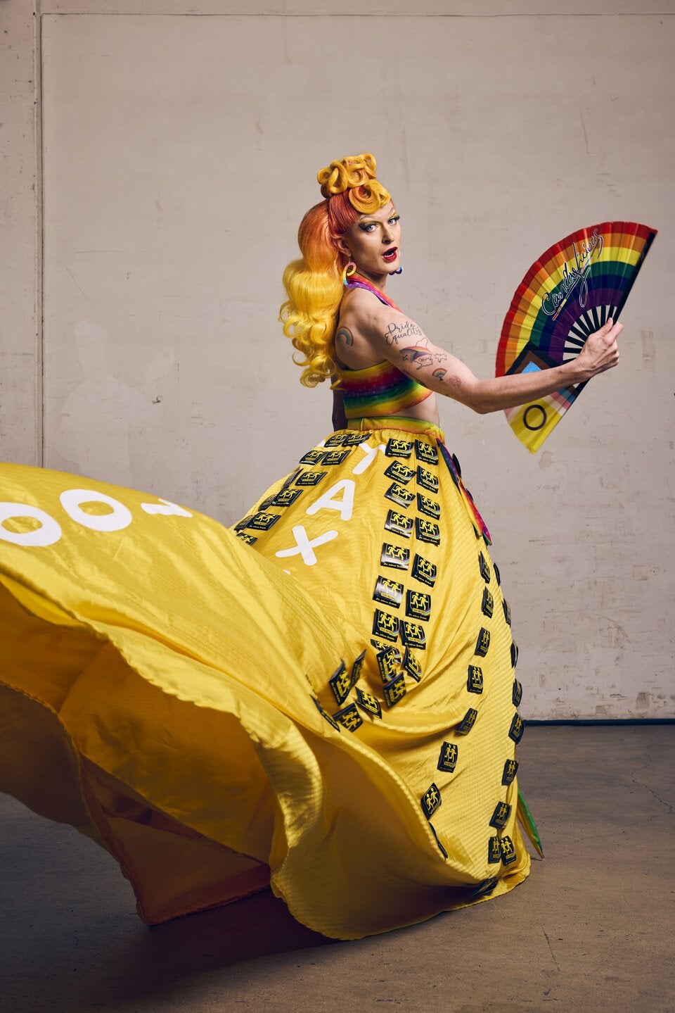 Candy Licious im Kondomkleid