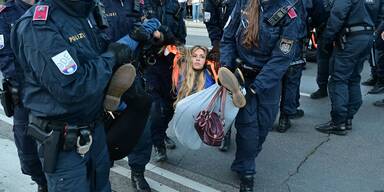 Klima-Kleber vor dem Parlament