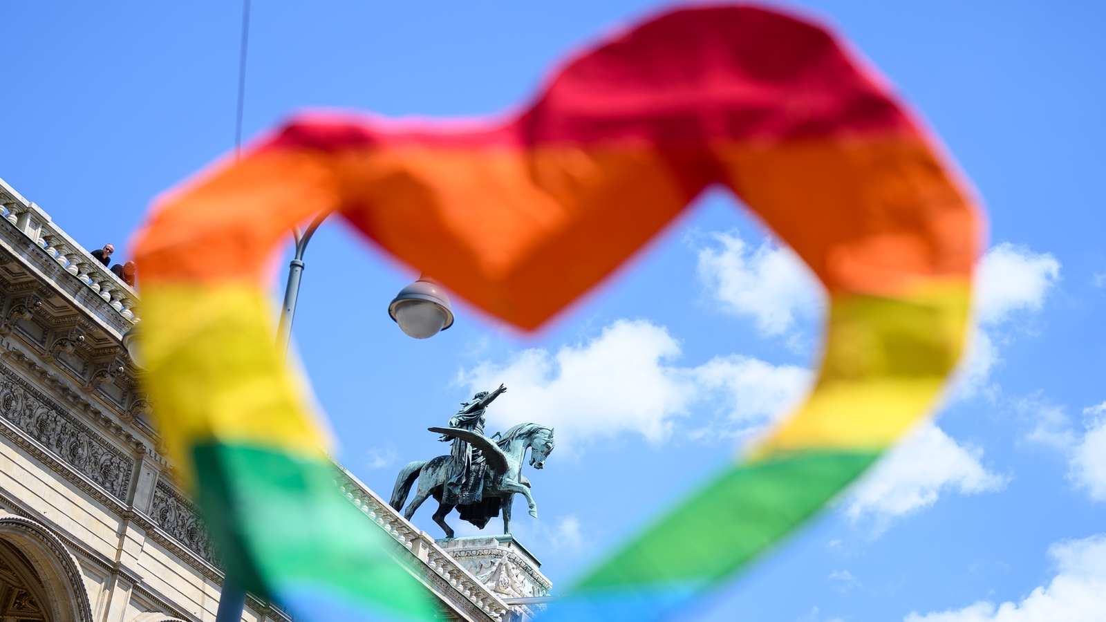 Die Regenbogen-Parade mit 340.000 Menschen in Wien - stars24