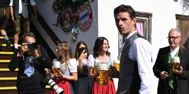 O'zapft is! Bayern feiern nach 5:0-Kantersieg auf der Wiesn