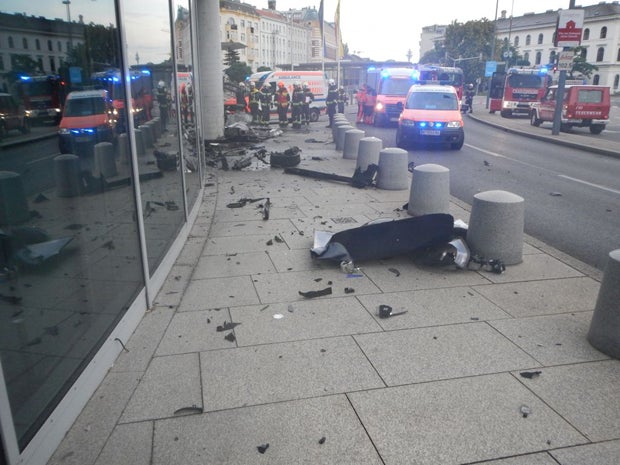 Alkolenker crasht BMW bei Luxushotel: 5 Schwerverletzte