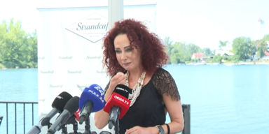 Statement von Christina Lugner im Strandcafe