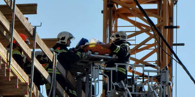 Arbeiter stürzt auf Baustelle in Wien ab: Schwer verletzt