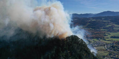 15 Feuerwehren kämpfen gegen Waldbrand in NÖ