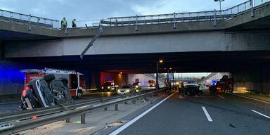 Auto stürzt von Brücke in Wien – Lenker tot