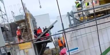 Arbeiter auf Baustelle in Wien von Schalung erdrückt