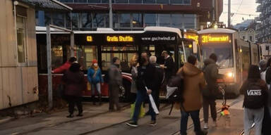 Crash mit Bus: Straßenbahn in Wien entgleist