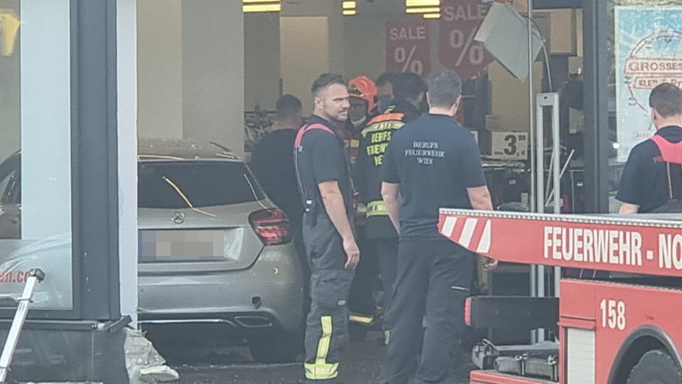 Pkw crasht in Mode-Geschäft: Zwei Verletzte, darunter ein Kind (11)