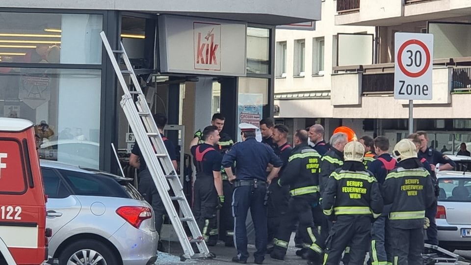 Pkw crasht in Mode-Geschäft: Zwei Verletzte, darunter ein Kind (11)