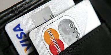 Die Kreditkartenkonzerne profitieren vom Anziehen der Kauflaune.