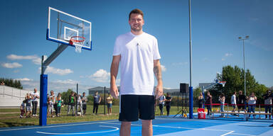 2K Foundations weiht gemeinsam mit Luka Dončić zwei Basketball-Courts ein