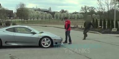 Übler Streich: Mann "pinkelt" auf Ferrari