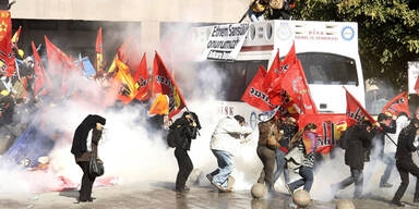 Polizei setzt Tränengas gegen Demonstranten ein