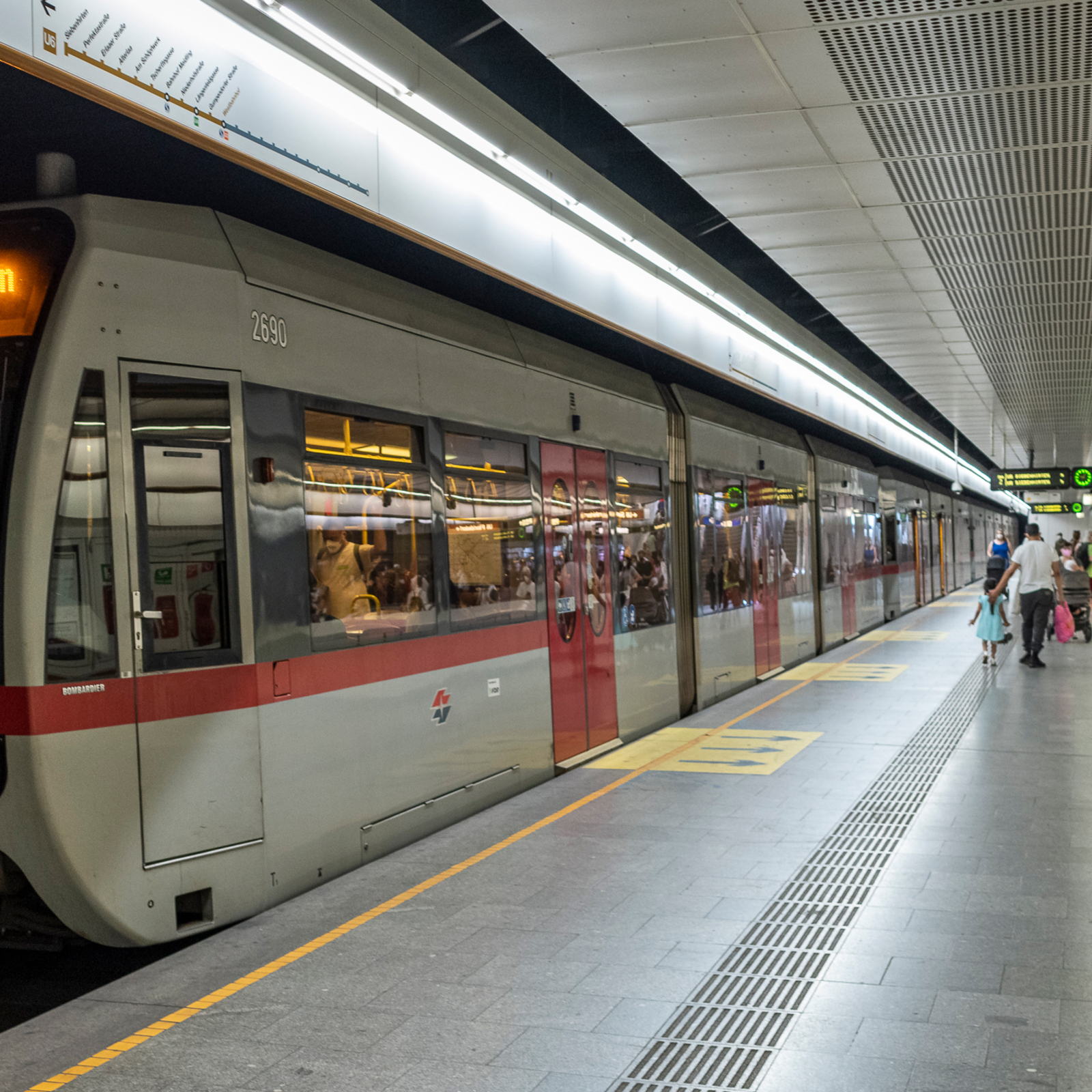 Wie komme ich mit U-Bahn, Bus, Bahn oder Straßenbahn nach Media Markt (MediaMarkt  Austria) in 13., Hietzing?