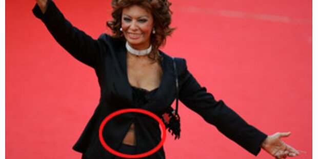 Bei Sophia Loren blitzt Strumpfhosenbund