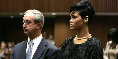 Rihanna trägt Farbe der Trauer.