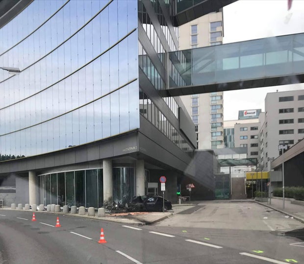 Alkolenker crasht BMW bei Luxushotel: 5 Schwerverletzte