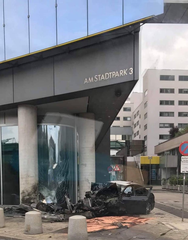Alkolenker crasht BMW bei Luxushotel: 5 Schwerverletzte