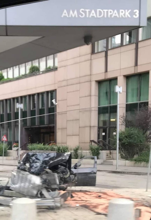 Alkolenker crasht BMW bei Luxushotel: 5 Schwerverletzte