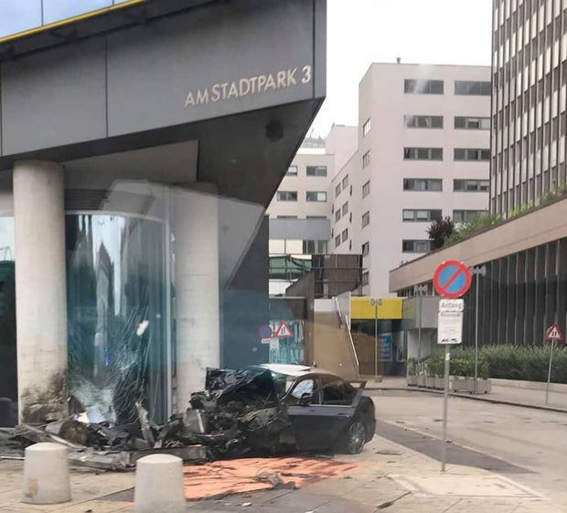 Alkolenker crasht BMW bei Luxushotel: 5 Schwerverletzte