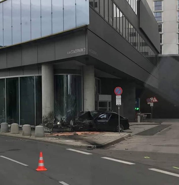 Alkolenker crasht BMW bei Luxushotel: 5 Schwerverletzte