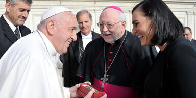 DAS schenkte Köstinger dem Papst bei Treffen