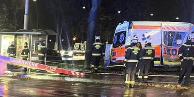 Rettungsfahrzeug kollidiert mit Polizeiwagen auf Schmelzbrücke