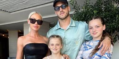 Marko Arnautovic mit Ehefrau Sarah und seinen Töchtern